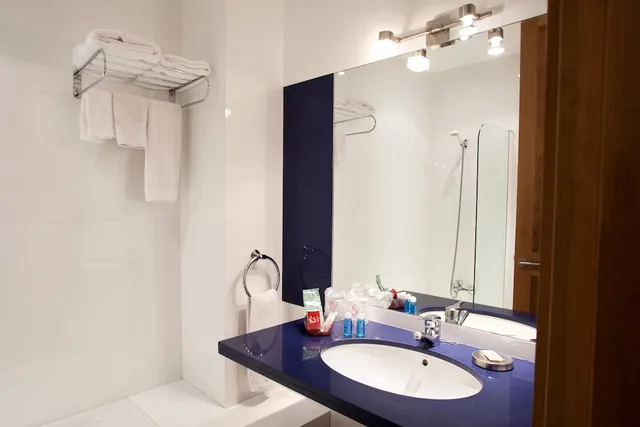 غرفة قياسية بسريرين منفصلين بإطلالة على المدينة، L Hostal 9/10
