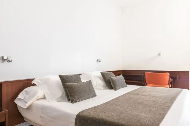 Superior, Twin Beds, Empire Building View، Emporda Hotel 3/6