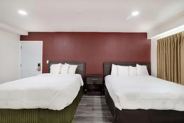 Upgrade, 3 Queen Beds، Econo Lodge Needles 2/6