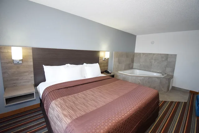 غرفة قياسية بسرير كينج بحوض جاكوزي، Quality Inn and Suites Sulphur Springs TX 1/6