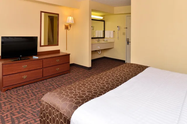 Standard, King Bed, Best Western Louisville East Inn & Suites 5/10