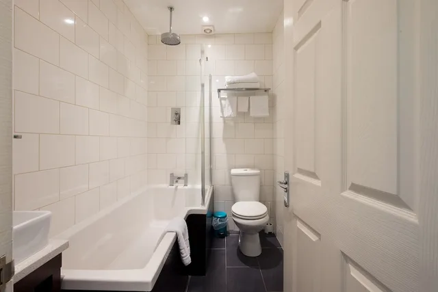 Superior, Double Bed, Bathtub, Broomfield House 6/7