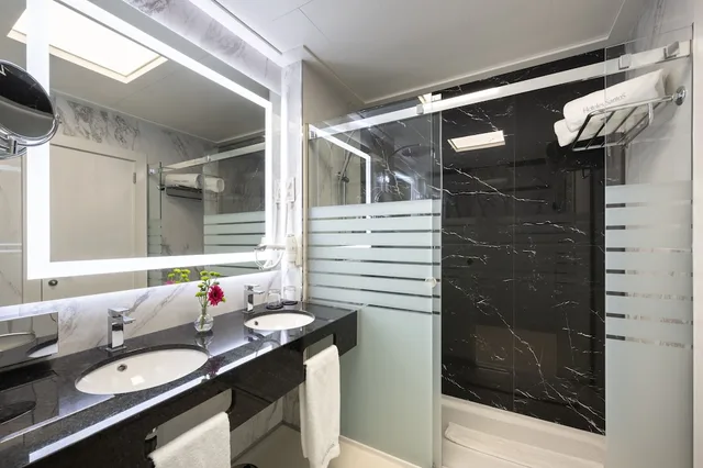 جناح جونيور بسرير كوين، Hotel Saray 10/10