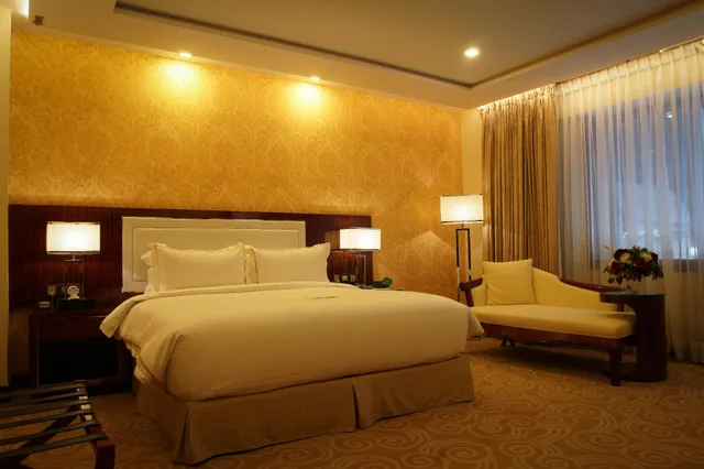 Premier, King Bed, Royal Swiss Lahore 2/4