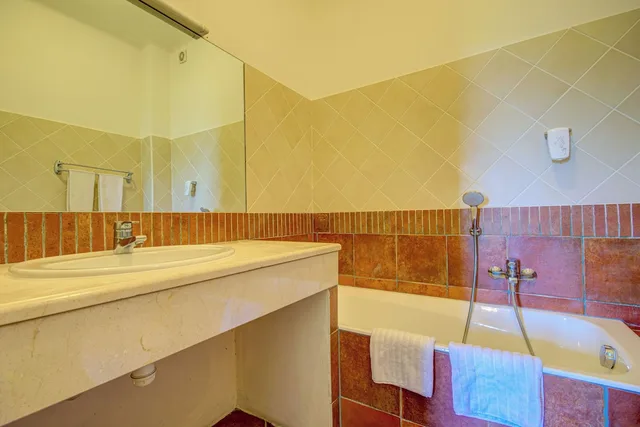 غرفة كومفورت رباعية بسرير كوين وسريرين منفصلين بإطلالة على البحر، Hôtel La Corniche 8/8