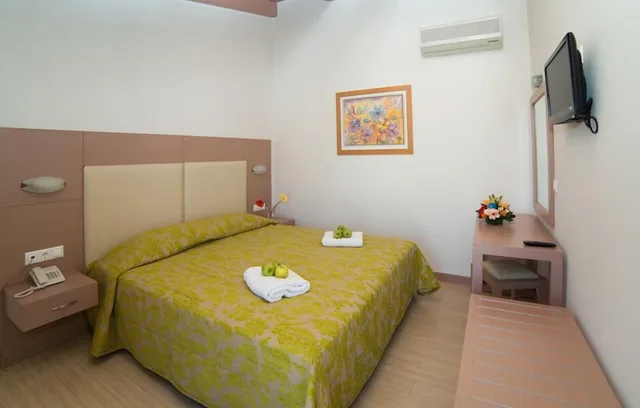 جناح جونيور بسرير مزدوج بإطلالة على المسبح مع أريكة، Panormo Beach Hotel 1/2