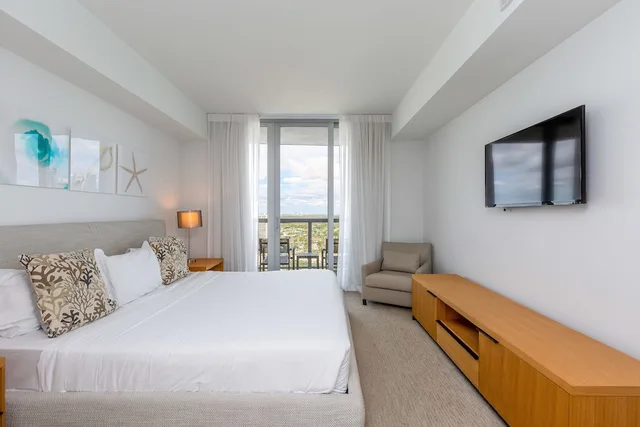 2 Bedrooms, Condo, Luxury, 1 King and 2 Double Beds, Bay View, Sofa, Kitchen، Private Ocean Luxury Condos at Beachwalk 1/8