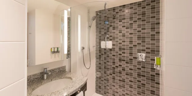غرفة بسرير كينج وسرير كوين، Hampton By Hilton Hamburg City Centre 7/8