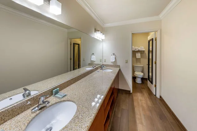 جناح بسرير كينج وسرير كوين بغرفتين، Best Western Town & Country Lodge 7/8