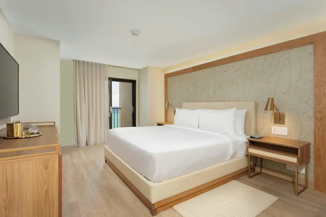 غرفة قياسية بسرير كينج بشرفة لذوي الإعاقة، Courtyard Isla Verde Beach Resort 1/3