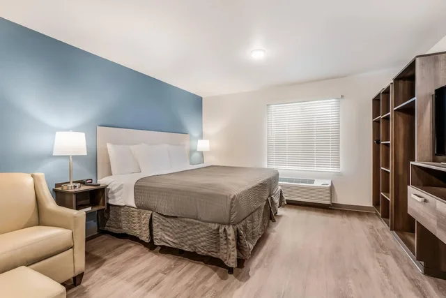 غرفة أساسية بسرير كينج لذوي الإعاقة، WoodSpring Suites Charlotte - University Research Park 2/7