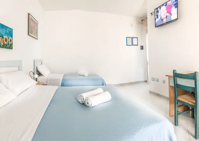 غرفة قياسية ثلاثية بسرير مزدوج وسرير فردي، Hotel I Colori Del Mare 3/5