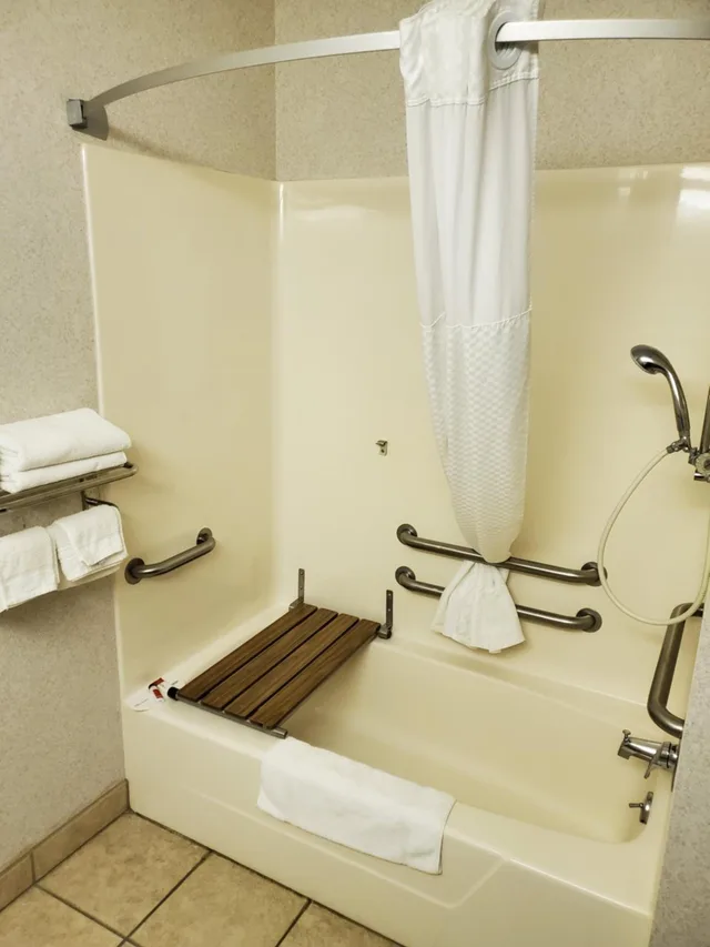 غرفة بسرير كوين لذوي الإعاقة، Microtel Inn By Wyndham Onalaska La Crosse 5/7