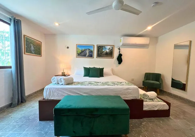 Design, 1 King and 1 Single Beds, Private Bathroom، Casa Ekinox 3/7