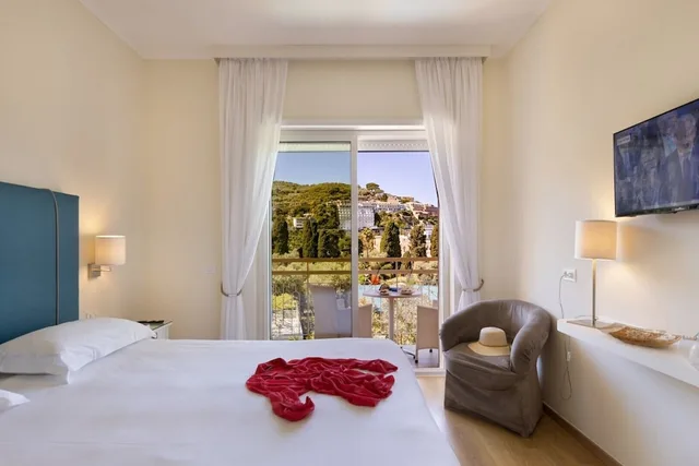 غرفة بسريرين منفصلين بإطلالة على المسبح، Hotel Regina Sorrento 3/10