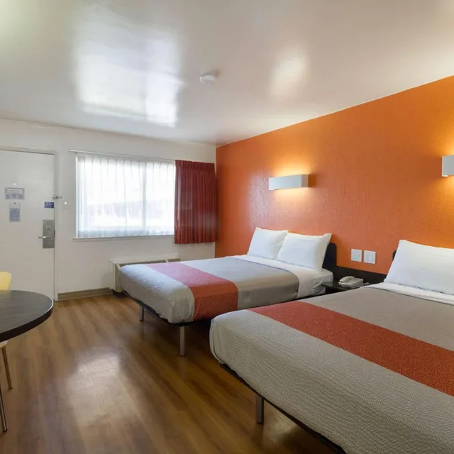 غرفة بسريرين كوين لذوي الإعاقة، Motel6 Claremont, CA 1/8