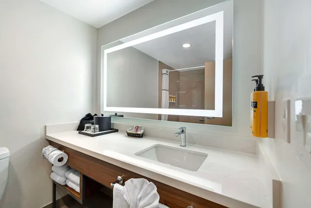 غرفة بسرير كينج، Best Western Plus Newport Mesa Inn 5/5