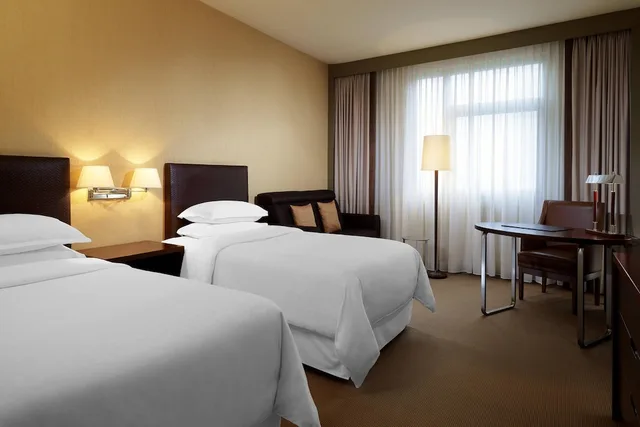 غرفة ديلوكس بسريرين منفصلين، Sheraton Poznan 1/3