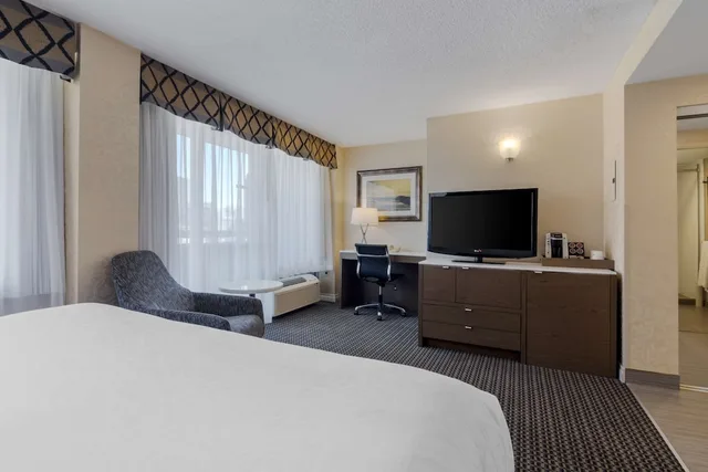 غرفة قياسية بسرير كينج بشرفة، Best Western Premier Chateau Granville Hotel and Suites and Conf. Centre 4/9