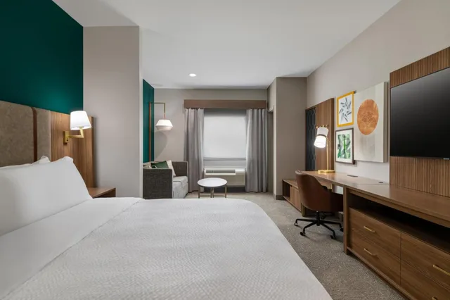 غرفة بسرير كينج مع أريكة لذوي الإعاقة، Galveston Inn Suites Hotel 1/4