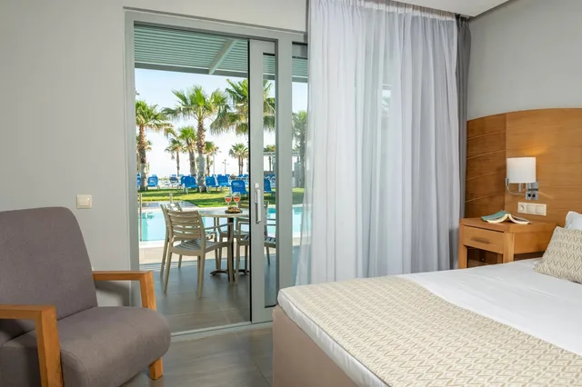 Suite Sharing Pool - Sea Front، Lyttos Beach Hotel 3/4
