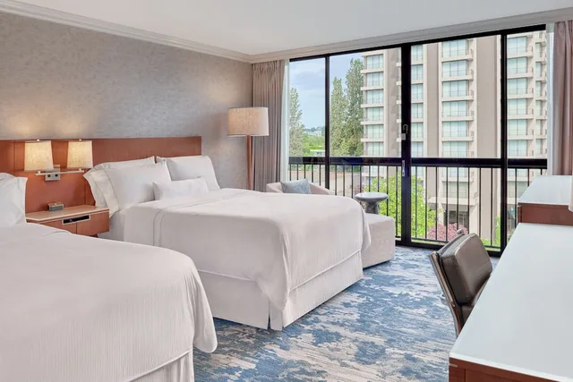 غرفة بسريرين مزدوجين بإطلالة على المسبح، Westin Bayshore 1/3