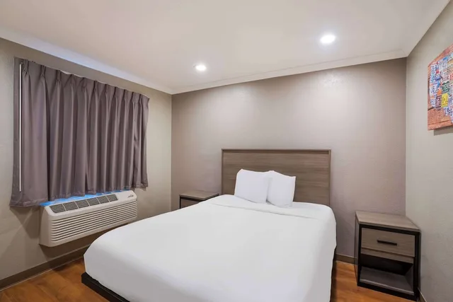 غرفة بسرير كوين لذوي الإعاقة، Econo Lodge Vallejo, CA 2/4