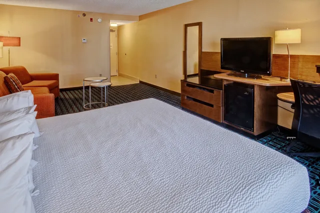 غرفة بسرير كينج مع أريكة، Fairfield Inn & Suites Memphis Southaven 2/3