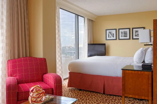 Room, King Bed, Accessible, Houston Marriott Uptown by the Galleria 2/7