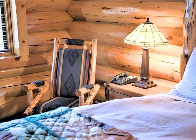 Creek, Beach, Superior, Cabin, King Bed، The Hibernation Station 3/3