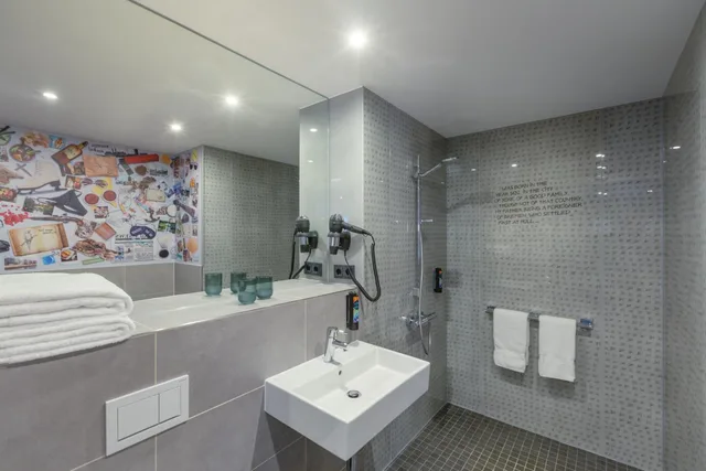 غرفة بريميوم بسرير كوين مع أريكة، Holiday Inn - the niu, Crusoe Bremen Airport 6/6