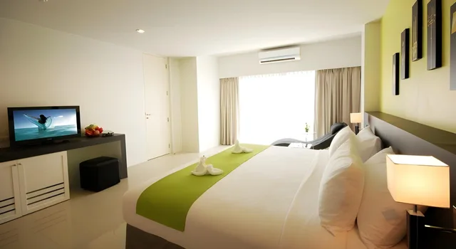 غرفة بسرير مزدوج أو سريرين منفصلين بشرفة، The Lantern Resorts Patong Phuket 1/2