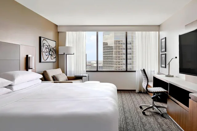 غرفة ديلوكس بسرير كينج، Houston Marriott Medical Center/Museum District 1/3