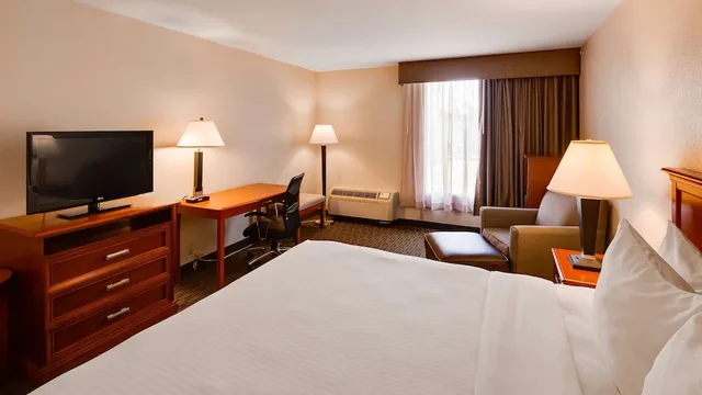 غرفة قياسية كبيرة بسرير كينج، Best Western Tomah Hotel 3/5