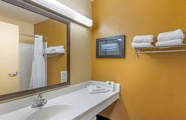 غرفة بسرير كوين لغير المدخنين بمطبخ، Studio 6 Suites Sacramento Northgate CA 7/7