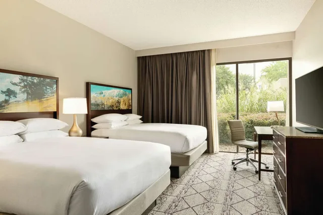 غرفة بسريرين مزدوجين بحوض استحمام لذوي الإعاقة، Doubletree By Hilton Atlanta Northlake 2/5