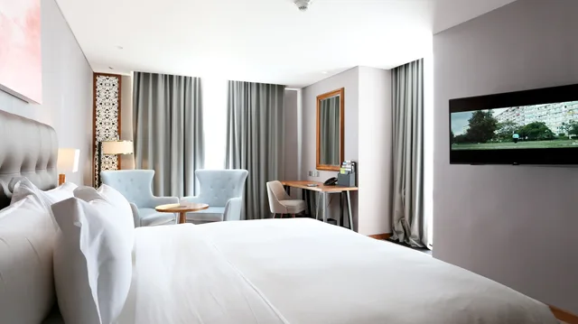غرفة بسرير كينج بإطلالة على المسبح، Four Points By Sheraton Balikpapan 1/4