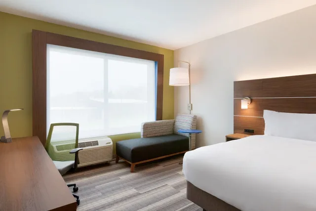 جناح بسرير كينج مع أريكة، HOLIDAY INN EXPRESS & SUITES CINCINNATI NE - RED BANK ROAD 3/5