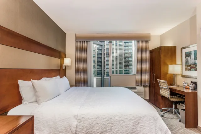 Room, King Bed, Balcony, Hampton Inn Manhattan Grand Central 4/8