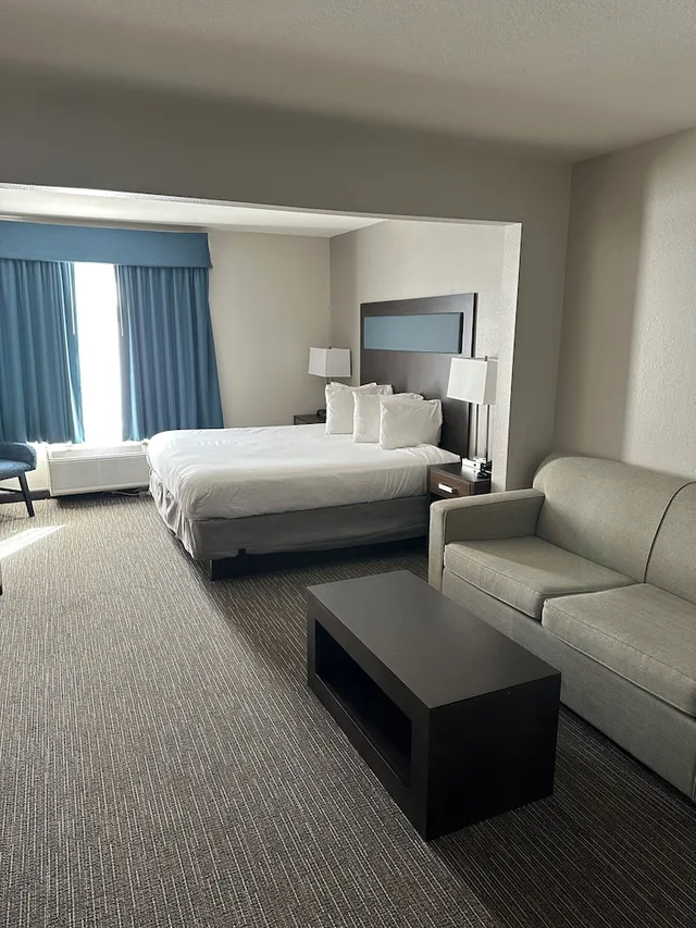 غرفة قياسية بسرير كينج، Wingate by Wyndham Southport 2/8