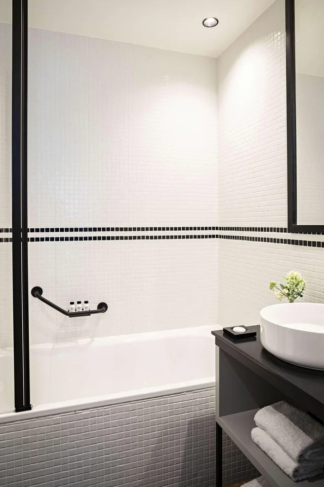 Connecting, Family, Queen and Twin Beds, 2 Bathrooms, Bathtub، Best Western Premier The Blake Paris Gare Saint Lazare 5/5