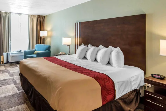غرفة بسرير كينج للمدخنين، Econo Lodge Oak Grove Blue Springs 1/3
