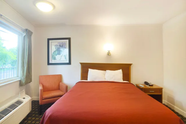 King Bed with River Front، Tennessee Mountain Lodge Riverside by OYO 2/10