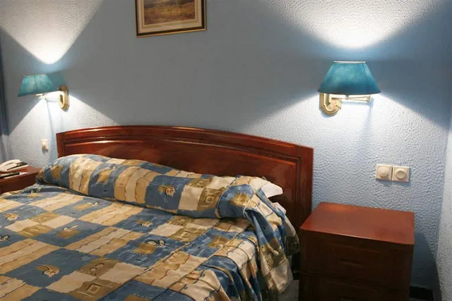 جناح جونيور، SAFIR MAZAFRAN HOTEL 1/1