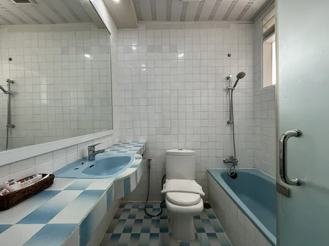 غرفة ديلوكس بسريرين منفصلين للمدخنين، Grand Tamaro Hotel Parapat 3/4