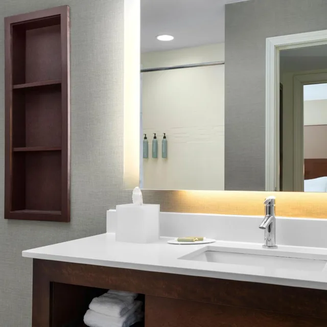 جناح بسرير كينج بغرفة نوم واحدة مع أريكة لذوي الإعاقة، Residence Inn Kingston 5/10