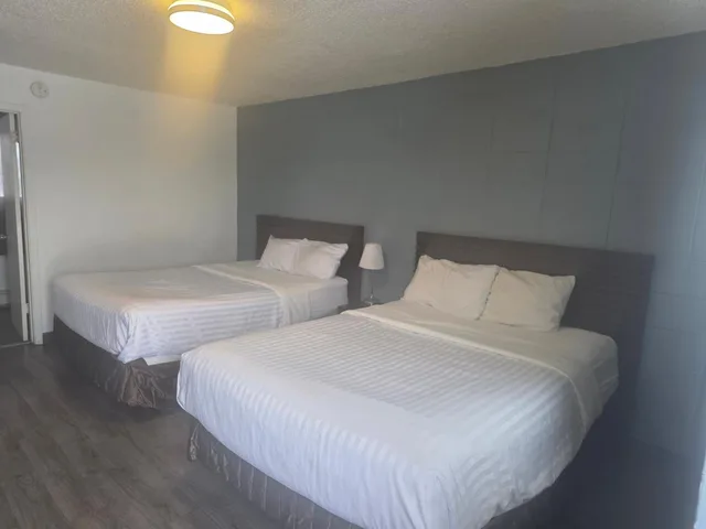 Studio, 2 Queen Beds, Howard Johnson by Wyndham Grande Prairie 2/4