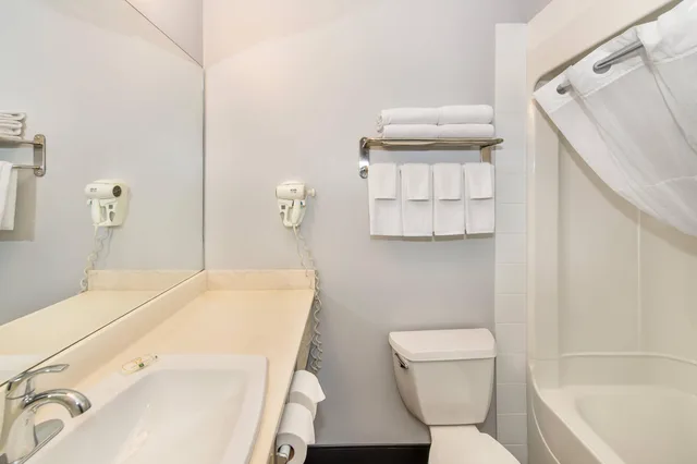 غرفة بسرير كينج، Quality Inn & Suites Whitecourt 7/7