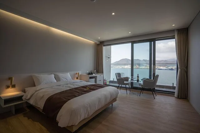 غرفة قياسية بسرير كوين بإطلالة على البحر، Masan Tourist Hotel 1/1