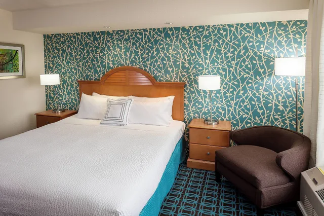 غرفة بسرير كينج، Fairfield Inn & Suites Anchorage Midtown 1/3